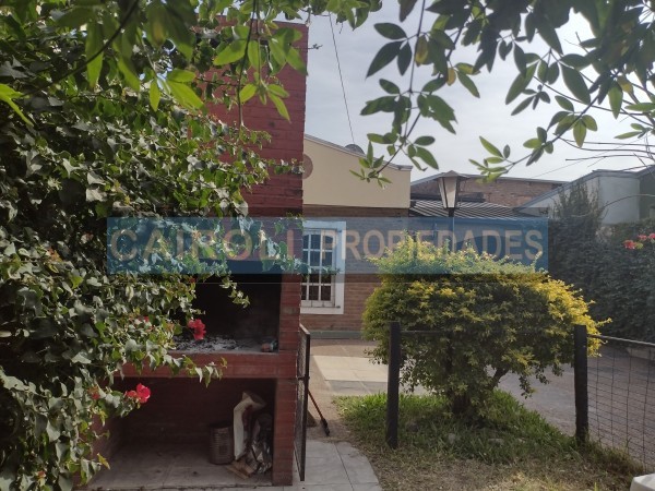 Venta. Casa con cochera y patio. Oportunidad!